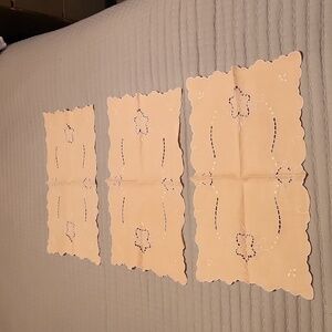 Very clean vintage placemats or napkins.